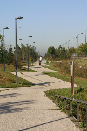 Le chemin des Parcs mixte (Mixed Park Pathway), running alongside the number 40 road in the Seine-Saint-Denis, presents a safe, pleasant public space reserved for pedestrians and cyclists. The pathway also offers a comfortable and uninterrupted route for 